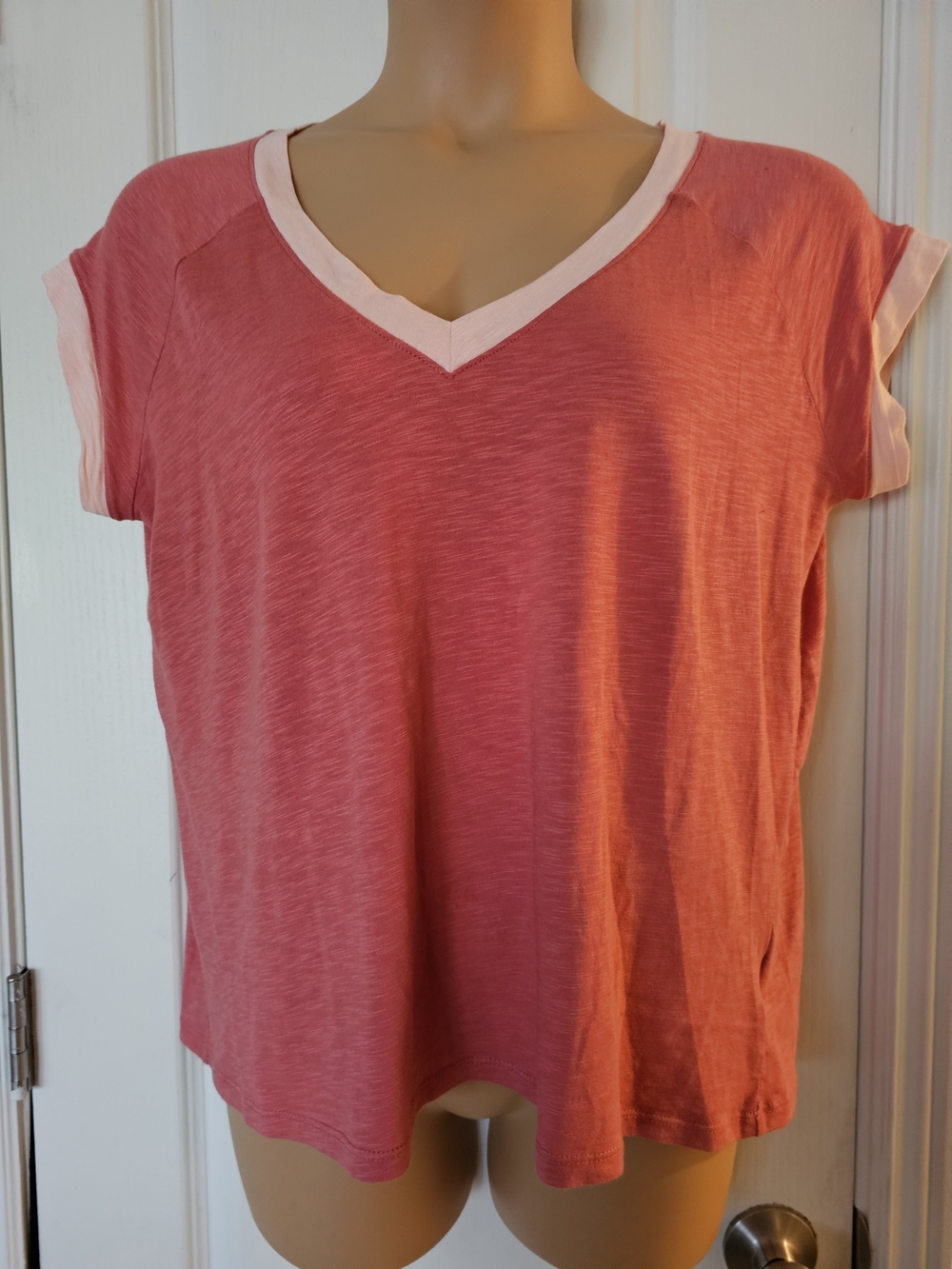 Torrid Sz 0 Coral Pink V-Neck Short Sleeve Tee with Contrast Trim